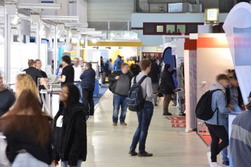 Bild von einer Messe und Messebesuchern